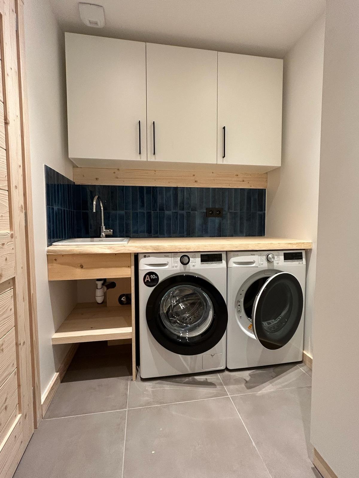 Buanderie avec machine à laver le linge et sèche linge